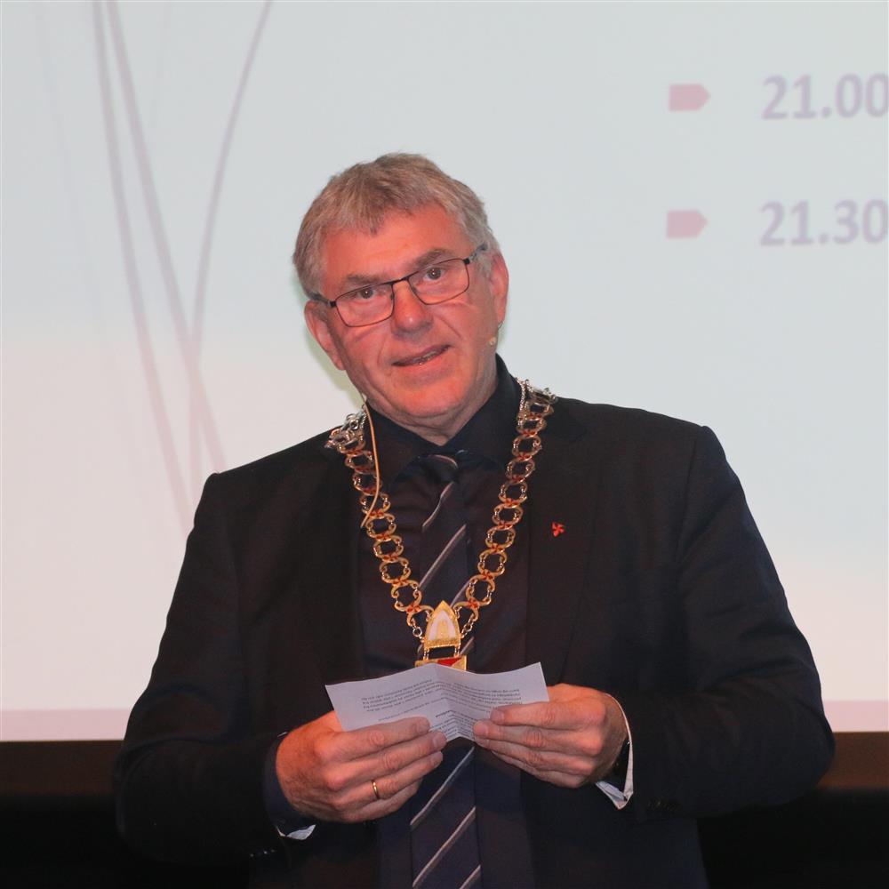 Ole Johan Vierdal talar.  - Klikk for stort bilete