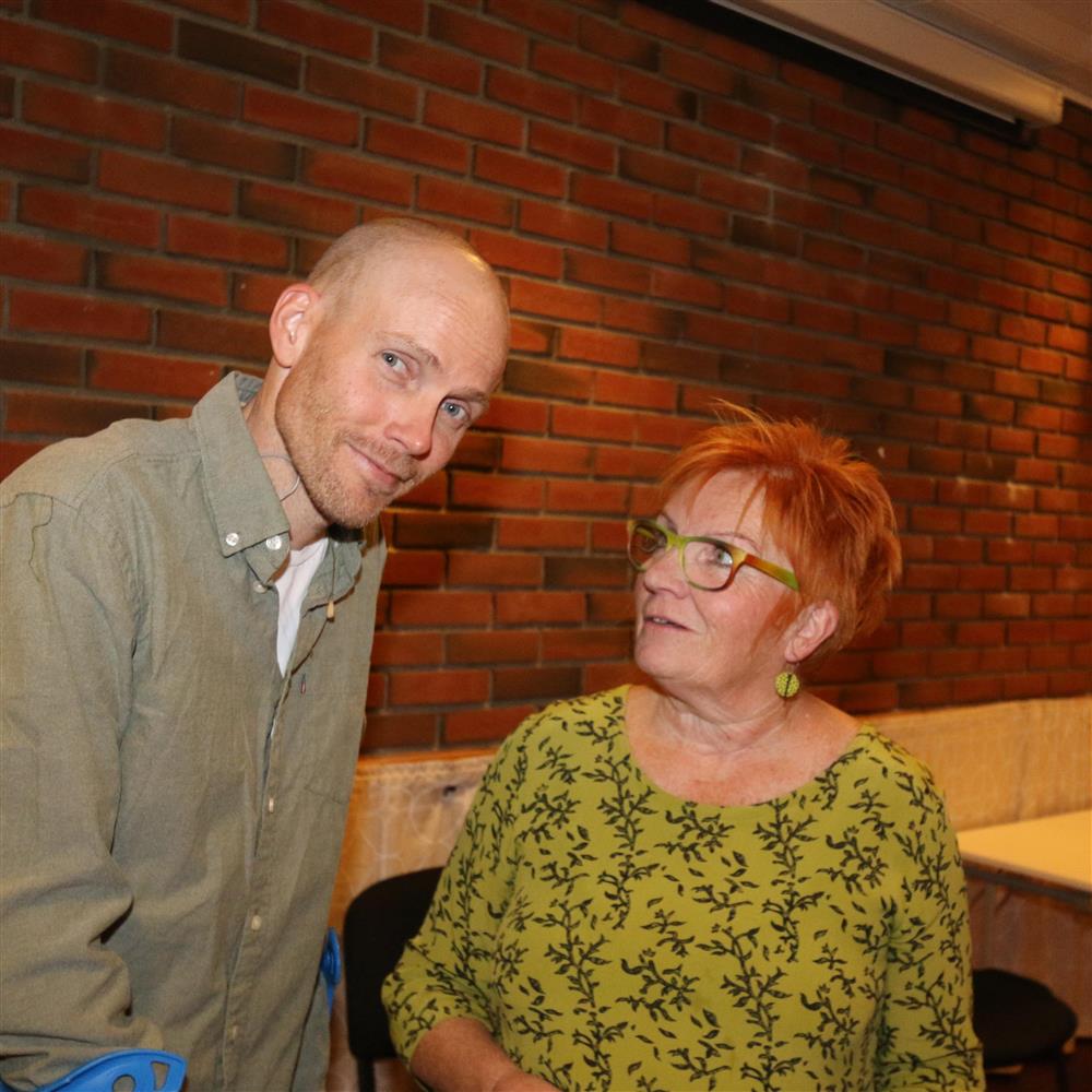 Fleire frivillige sat i registreringa ved ankomst. Inger Anne Havn Lothe, kreftsjukepleiar ved Ølen Omsorgssenter og Bjørn Einar Romøren. - Klikk for stort bilete