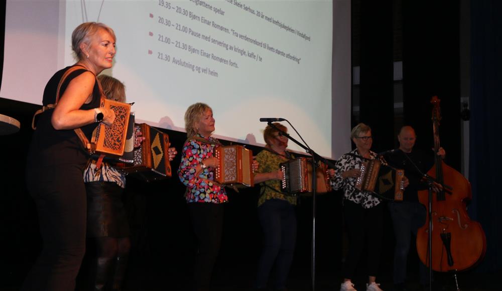 Belgtøttene stod for musikalske innslag. - Klikk for stort bilete