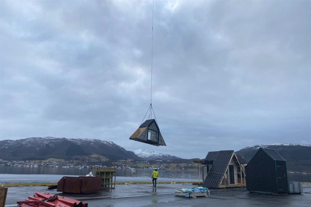 Hyttemodul i fritt svev over kaien til Arriva Shipping. - Klikk for stort bilete