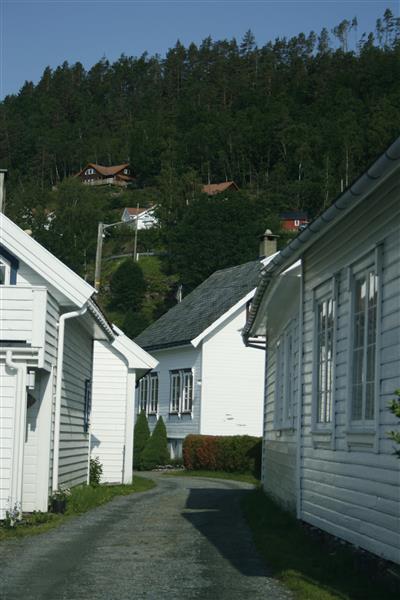 "Sentrum" i Imsland med ei flott lita gate med kvite hus. - Klikk for stort bilete