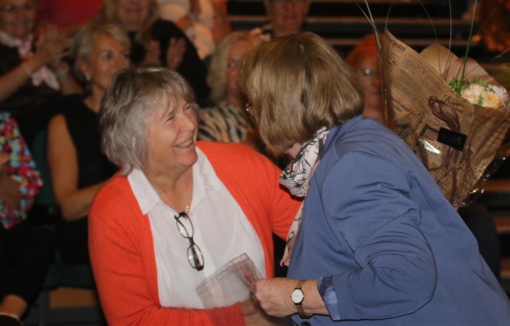 Kitty Soltvedt får blomar. - Klikk for stort bilete