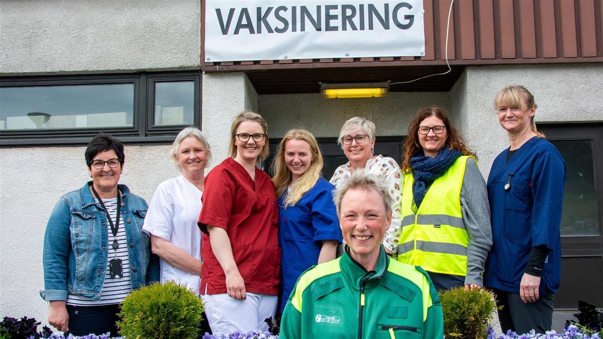 Åtte damer som utgjorde vaksineteamet 12. mai 2021. - Klikk for stort bilete