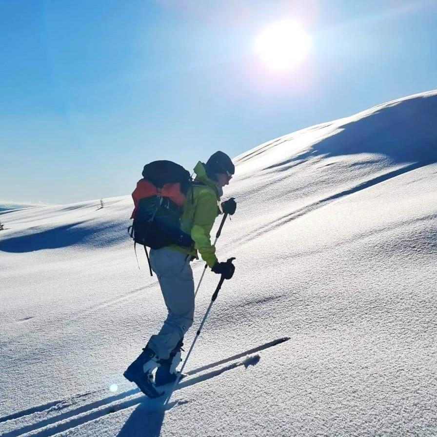 På ski opp til Lysenuten. - Klikk for stort bilete