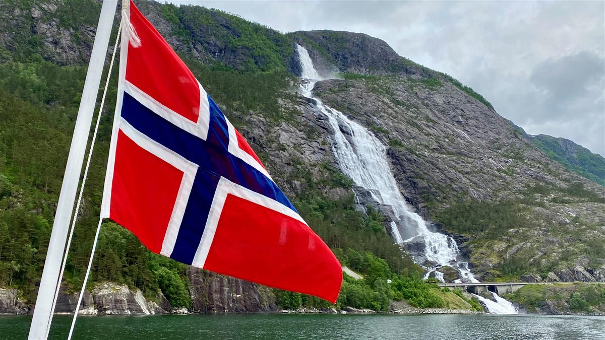 Norsk flagg og Langfoss. - Klikk for stort bilete