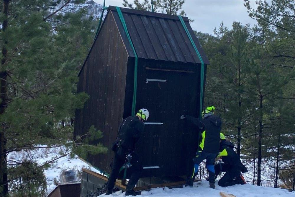 Toalettet til Vadhytta blir senka ned på grunnmuren. - Klikk for stort bilete