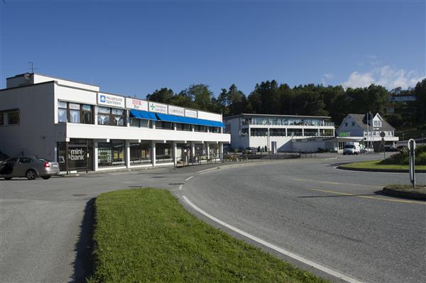 Sentrum i skjold. Bankbygget med bank og cafe nede og legesenter oppe. - Klikk for stort bilete