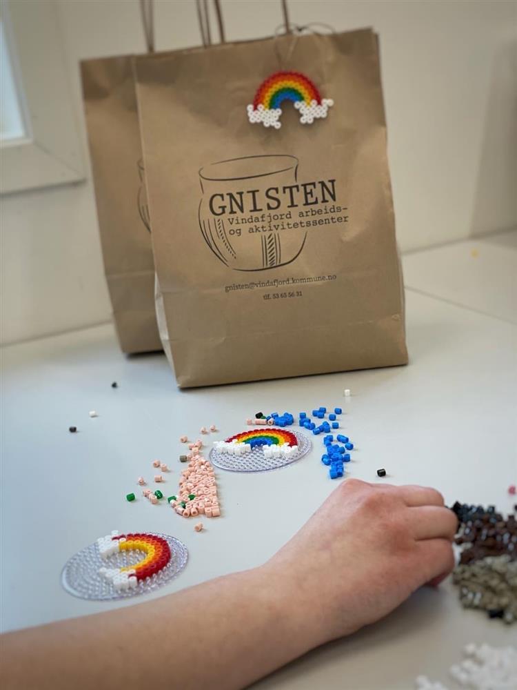 Perling av pynt til Gnisten-posane. - Klikk for stort bilete