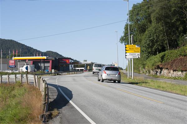 Bilete av knapphus bensinstasjon og område rundt. - Klikk for stort bilete