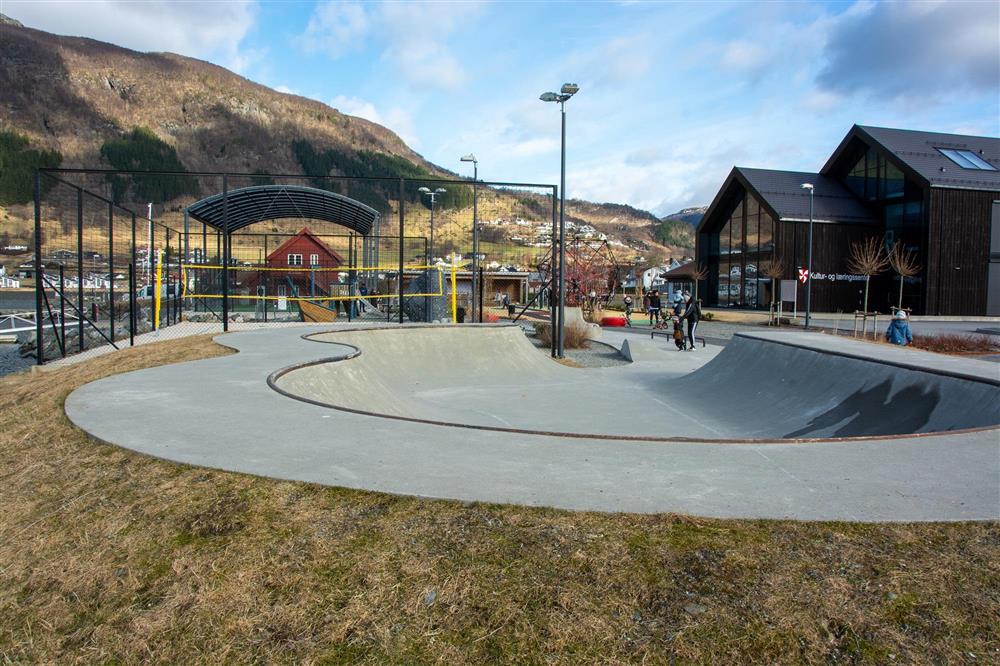 Skatebanen i forgrunnen av aktivitetsparken. - Klikk for stort bilete