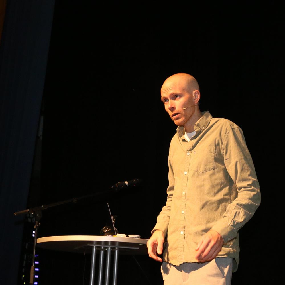 Bjørn Einar Romøren heldt eit sterkt føredrag. - Klikk for stort bilete