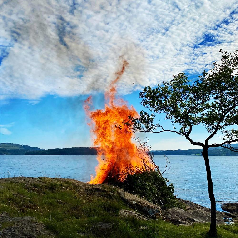 St. Hans-bål i Likvik. - Klikk for stort bilete