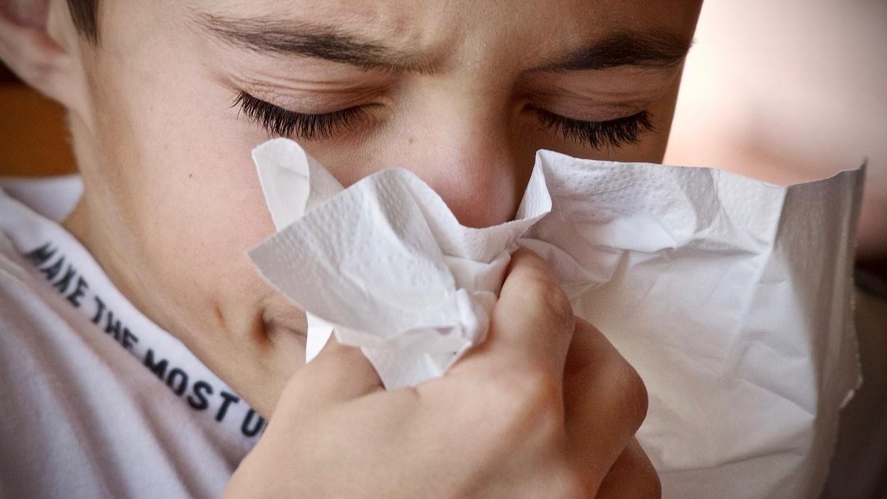 Bilde av barn som nyser i et tørkepapir