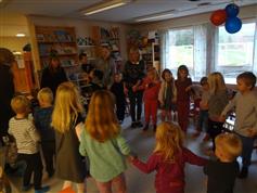 Born står i ring og held i hendene - Klikk for stort bilete
