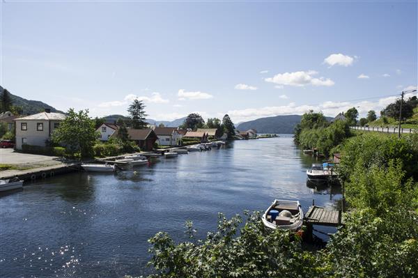 Bilete av Vikedalselva, her er det populært å fiske. - Klikk for stort bilete
