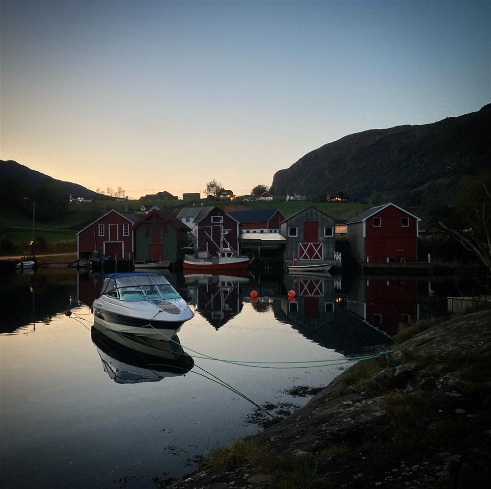 Stille kveld i Sandeid småbåthamn. - Klikk for stort bilete