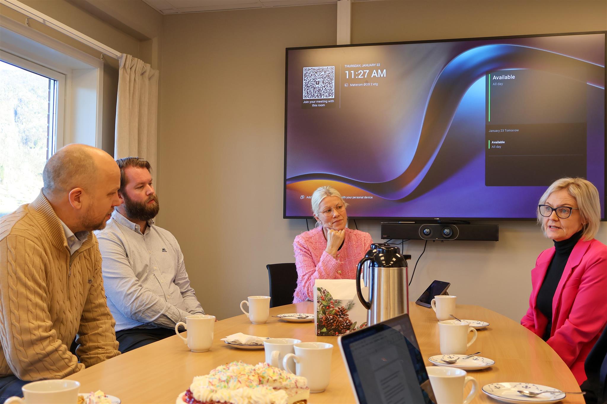 Trygve Slagsvold Vedum får omvising på omsorgssenteret