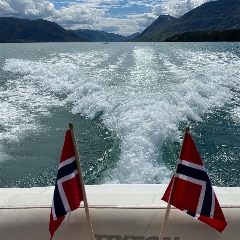 Båt på veg ut Ølsfjorden. - Klikk for stort bilete