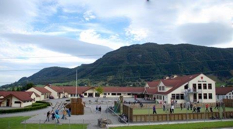Ølen skule - Inngangspartiet - Klikk for stort bilete